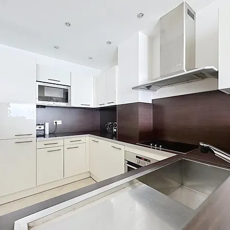 Beachfront 2-bedroom With Balcony