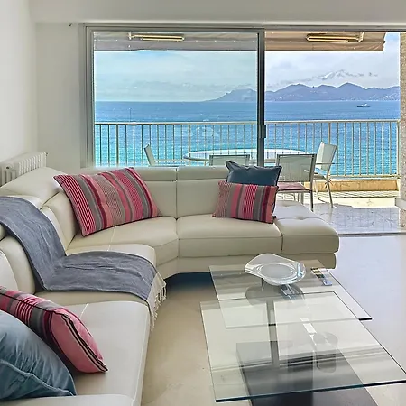 Beachfront 2-bedroom With Balcony 칸느