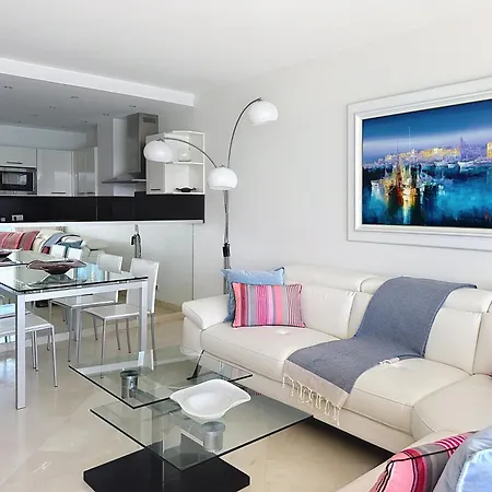 Apartment Beachfront 2-bedroom With Balcony *