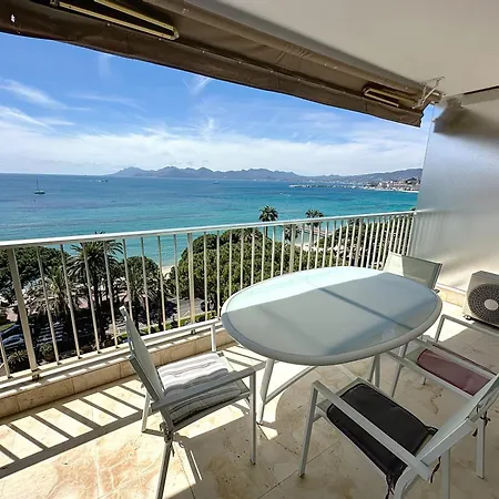 Beachfront 2-bedroom With Balcony Cannes