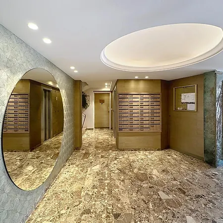 Beachfront 2-bedroom With Balcony 칸느