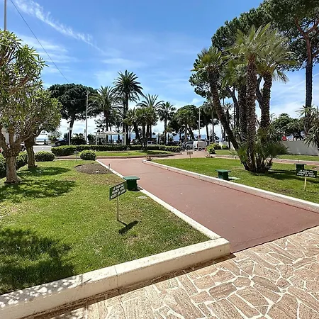 Beachfront 2-bedroom With Balcony