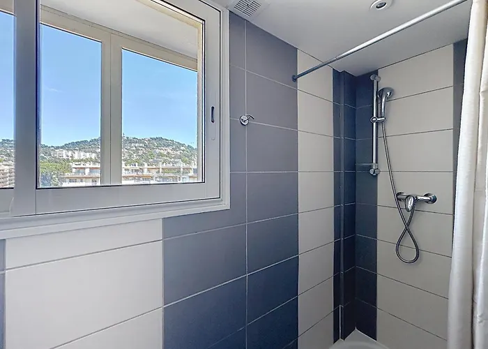 Beachfront 2-bedroom With Balcony Apartamento Cannes