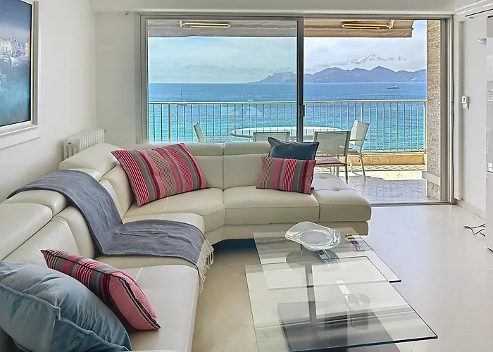 Beachfront 2-bedroom With Balcony Cannes