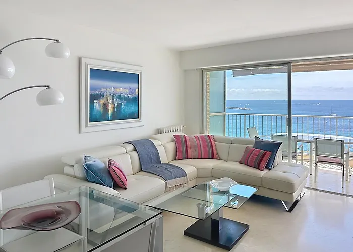 Beachfront 2-bedroom With Balcony Apartamento Cannes