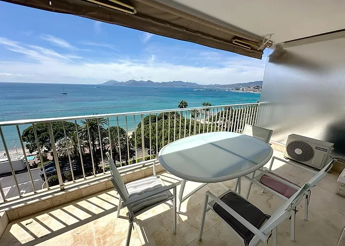 Beachfront 2-bedroom With Balcony Cannes