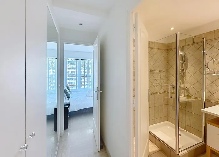 Beachfront 2-bedroom With Balcony