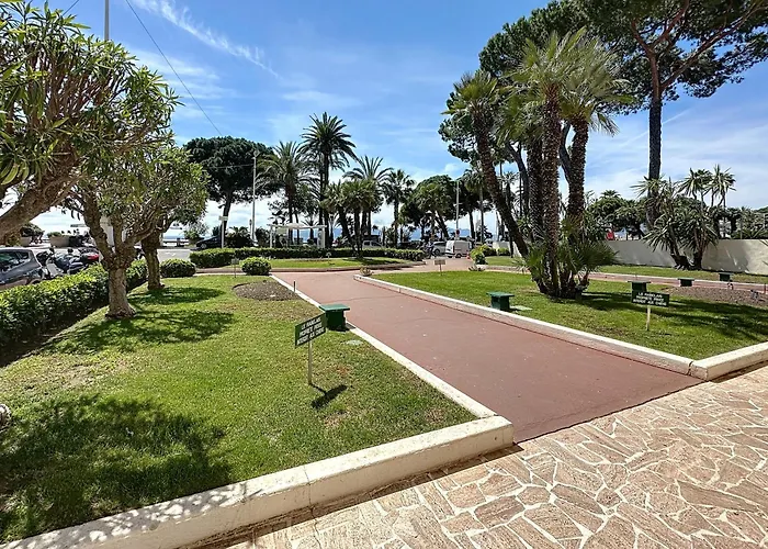 Beachfront 2-bedroom With Balcony