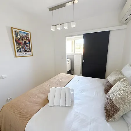Lägenhet Beachfront 2-bedroom With Balcony *