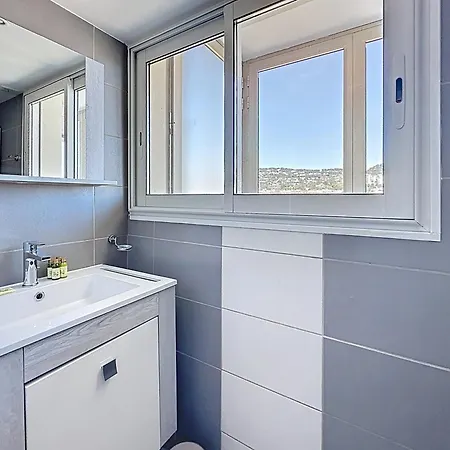 Lägenhet Beachfront 2-bedroom With Balcony Cannes