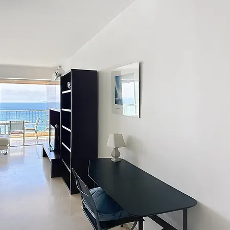 Lägenhet Beachfront 2-bedroom With Balcony *