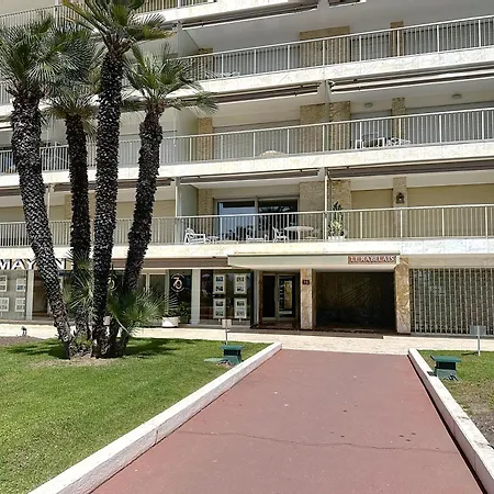 Lägenhet Beachfront 2-bedroom With Balcony *