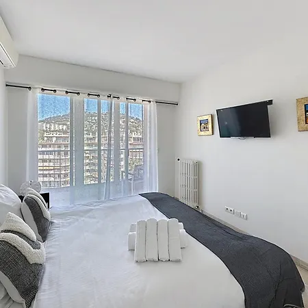 Lägenhet Beachfront 2-bedroom With Balcony Cannes